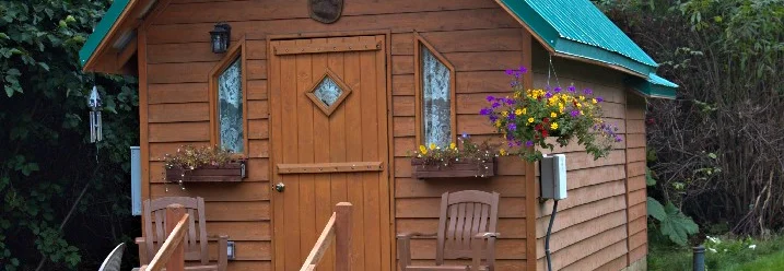 Kleines Holzhaus mit Veranda