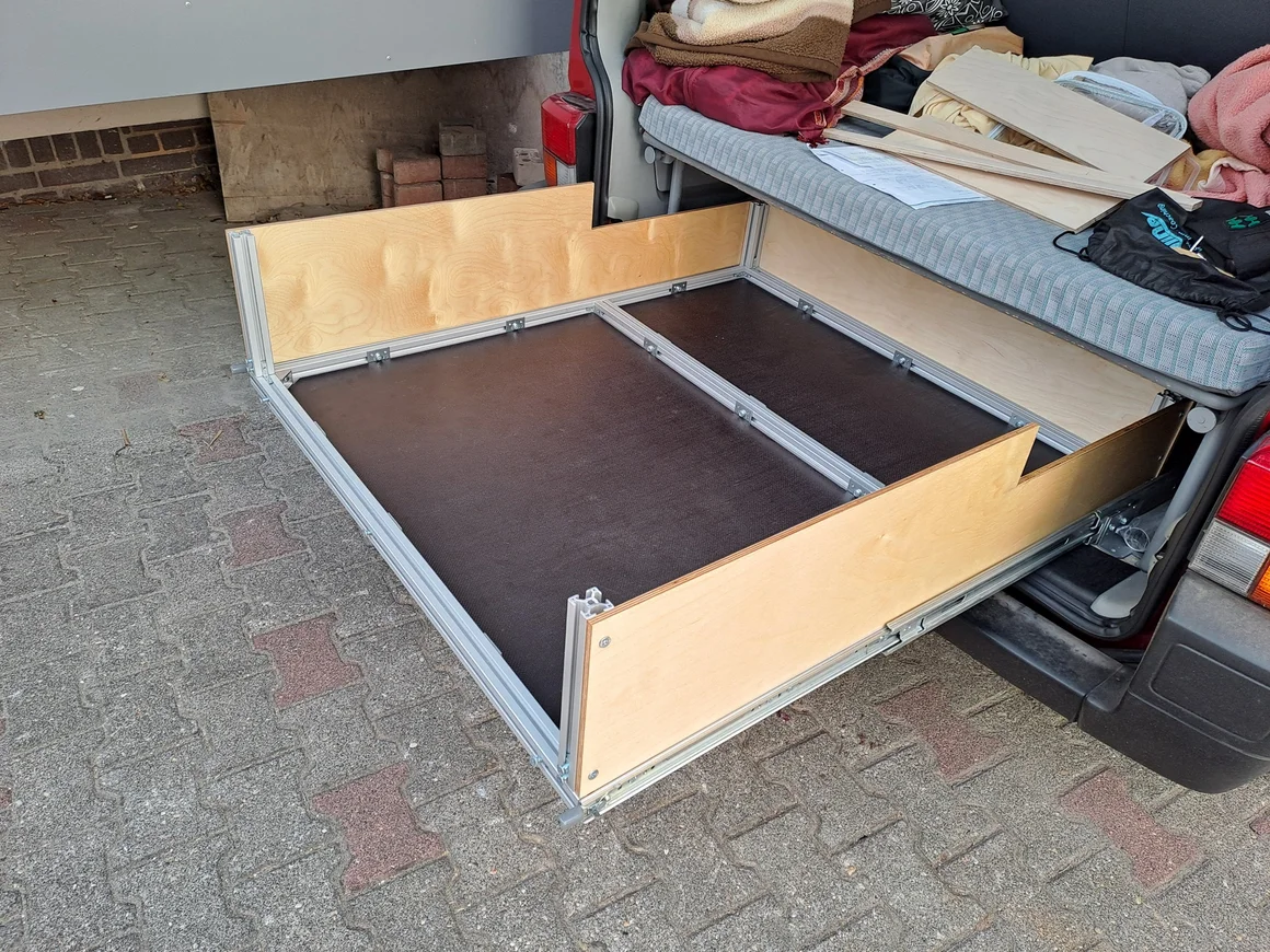 Ein selbstgebauter Heckauszug aus Aluminium und Holz für einen Campervan.