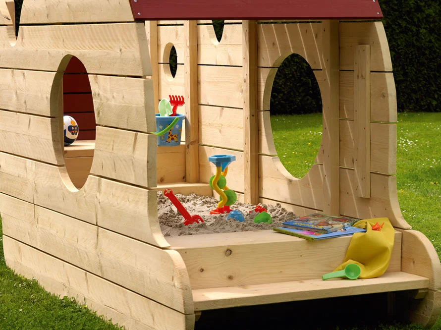 Hölzernes Spielhaus mit Sandkasten