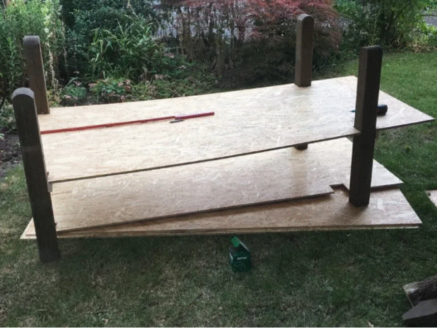 Holzkonstruktion mit Wasserwaage