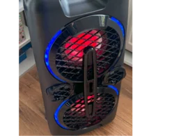 Schwarzer Bluetooth-Lautsprecher mit blauer und roter Beleuchtung