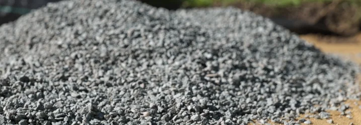 Grauer Splitt auf Sand
