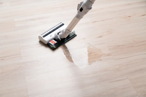 Staubsauger reinigt Holzboden
