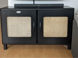 Schwarzer Schrank mit Rattangeflecht