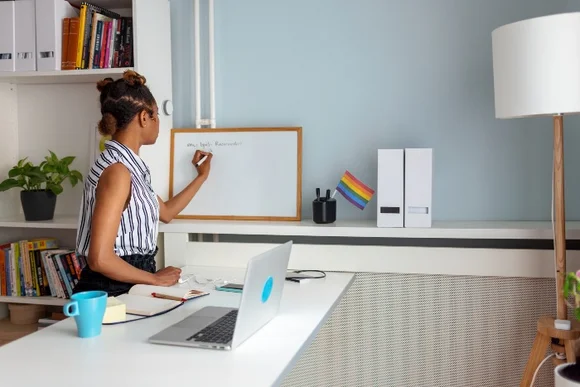 Person schreibt mit Stift auf Whiteboard