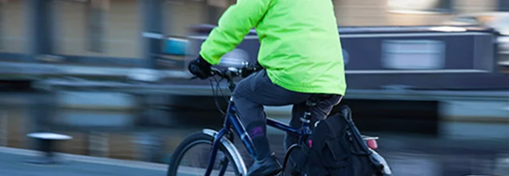 Person mit Helm fährt Fahrrad