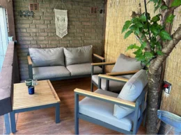 Gemütliche Lounge-Sitzecke auf einer Terrasse