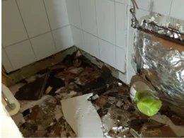 Abgerissenes Badezimmer während Renovierung
