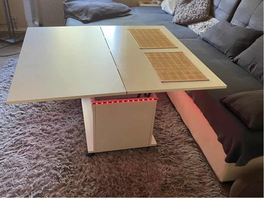 Weißer Couchtisch mit ausziehbarer Platte