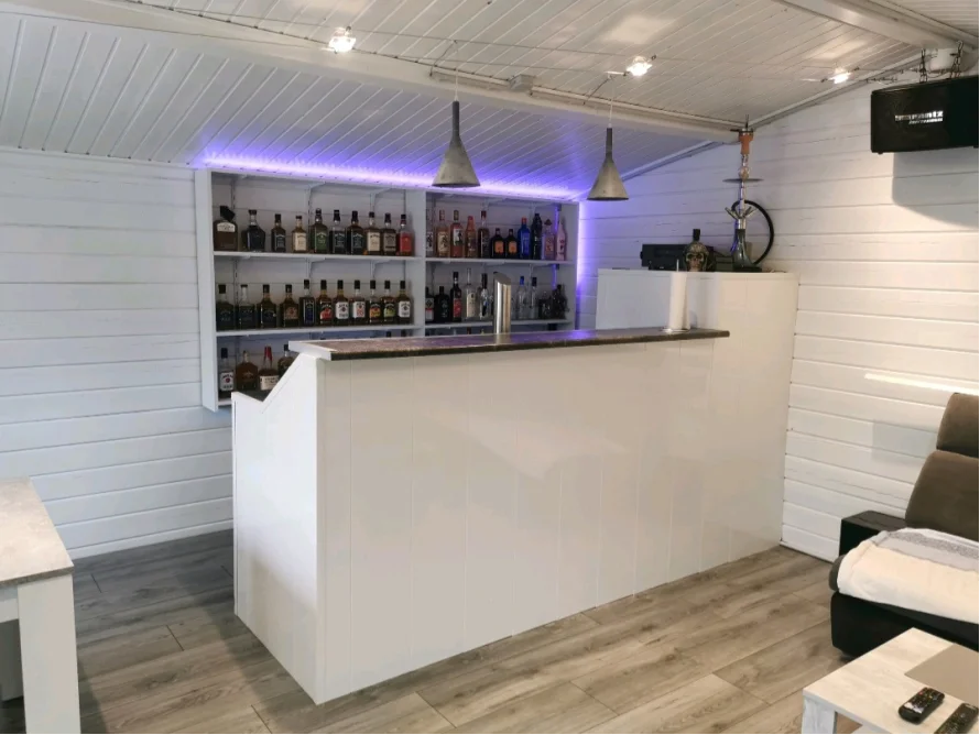 Hausbar mit Flaschenregal