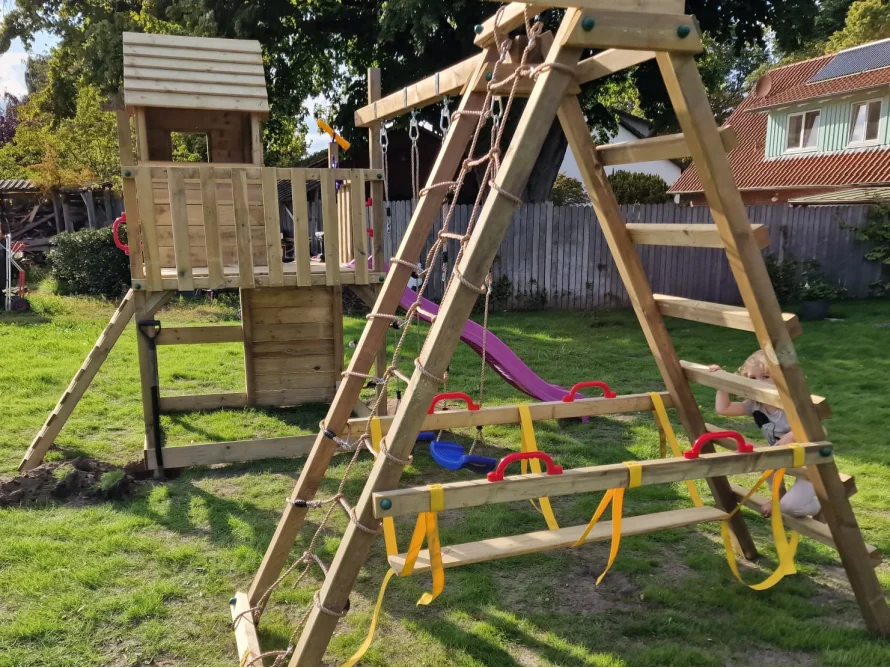 Holzspielplatz mit Rutsche und Klettergerüst