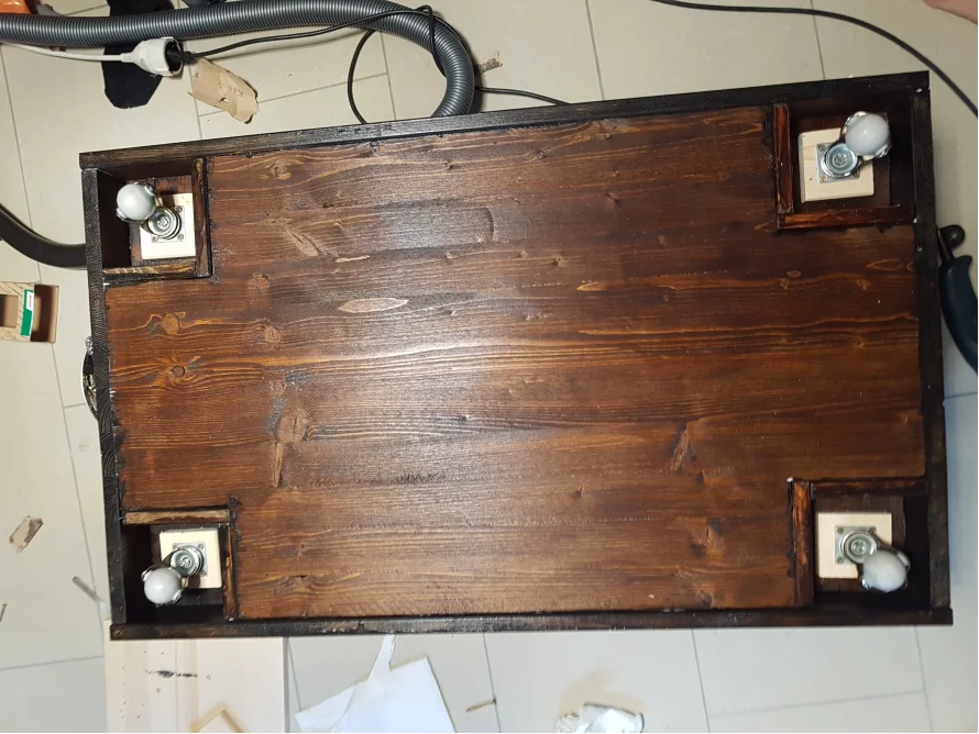 Tischplatte aus Holz mit montierten Rollen