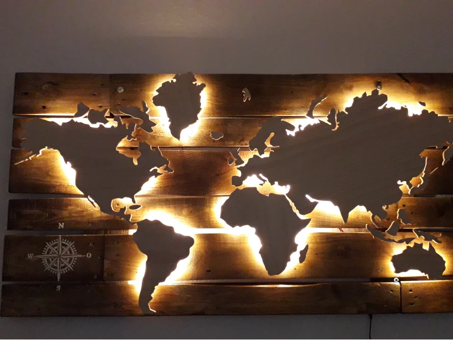 Beleuchtete Holzwandkarte der Welt