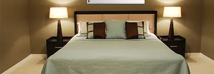 Schlafzimmer mit Heizung an der Wand