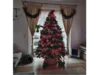 Geschmückter Weihnachtsbaum mit Elfenfüßen und roten Kugeln