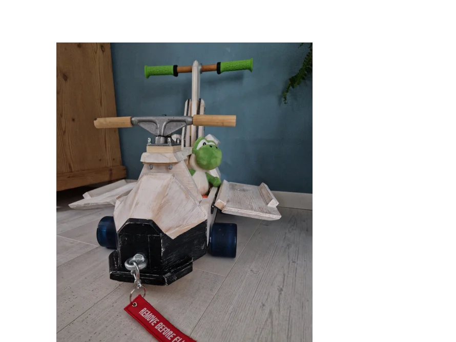 Ein Spielzeugflugzeug aus Holz mit einem Stofftier darauf
