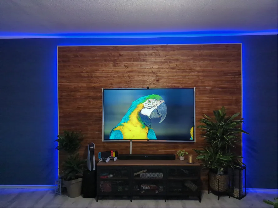 Wohnzimmer mit Fernseher und blauer Beleuchtung