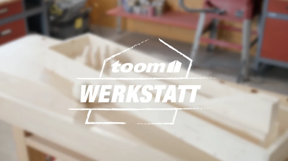 Unscharfer Hintergrund einer Werkstatt. Logo der toom Werkstatt