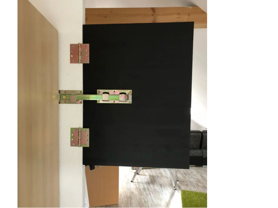 Schwarze Wandhalterung mit Scharnieren