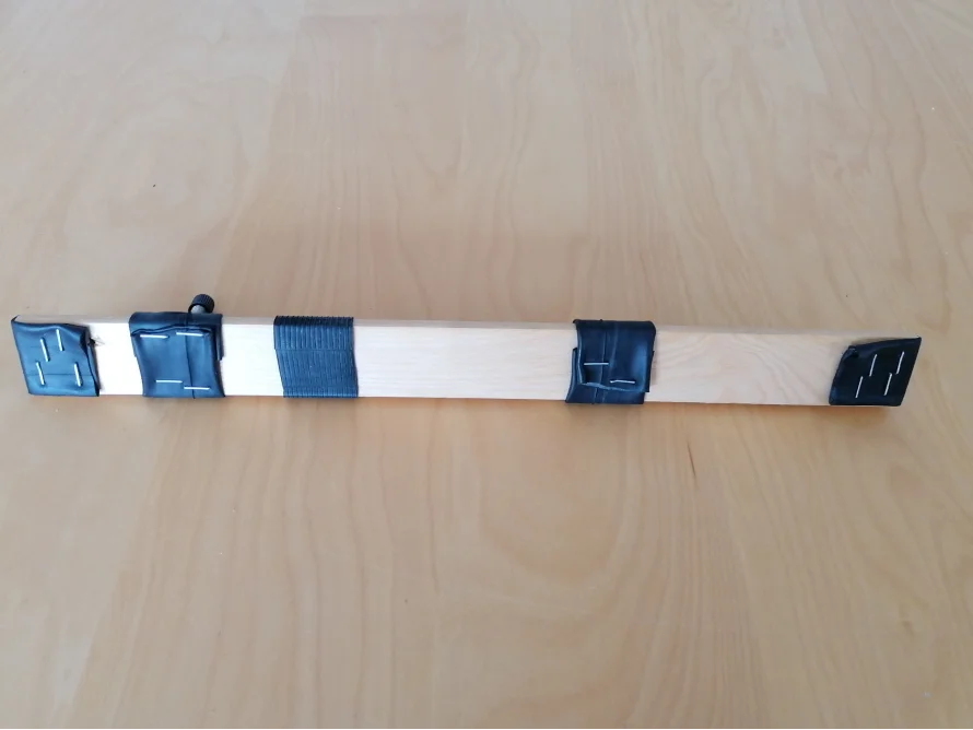 Holzbrett mit Klebeband und Nägeln