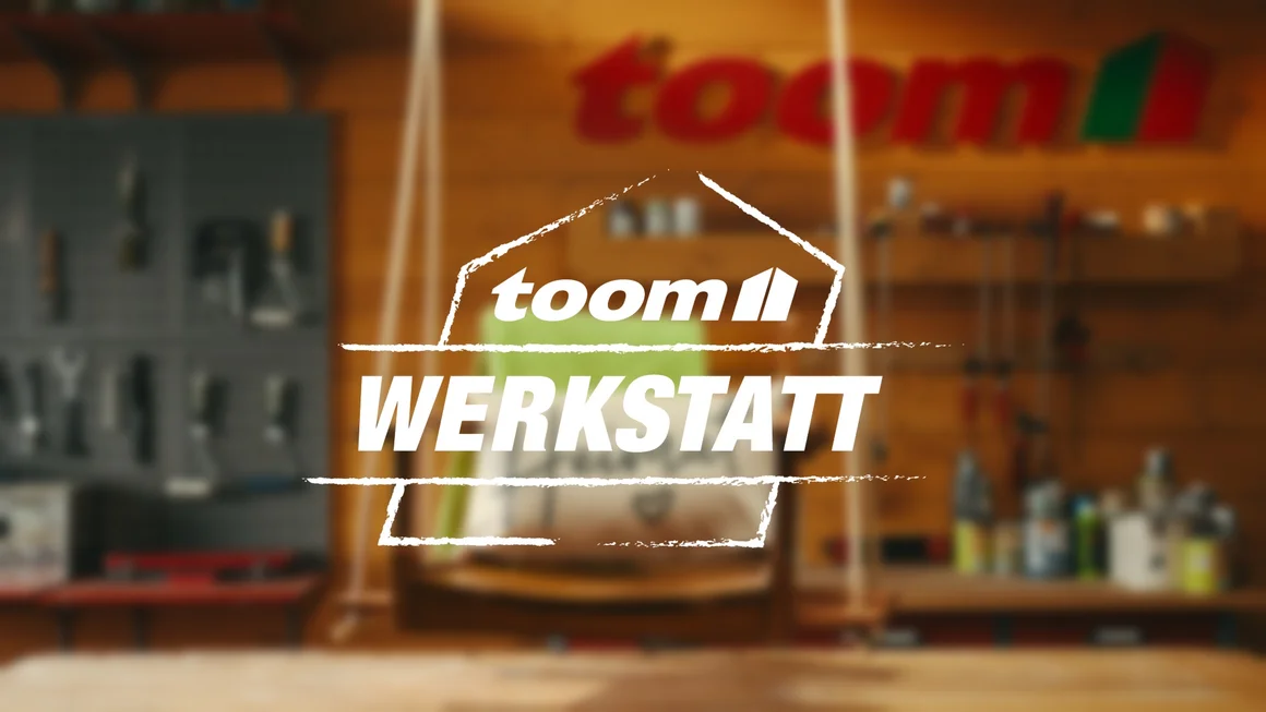 Unscharfer Hintergrund einer Werkstatt. Logo der toom Werkstatt