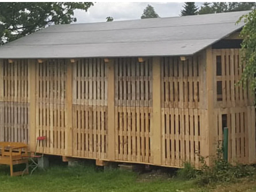 Holzgerüst eines Gartenhauses