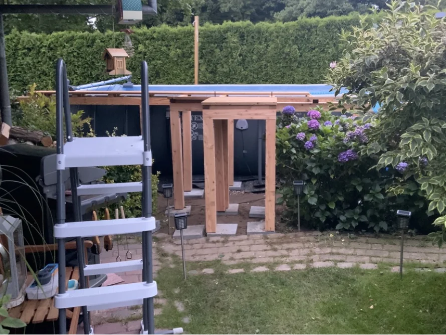Holzgerüst im Garten