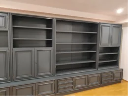Ein großes, graues Bücherregal mit Schränken und Regalen.