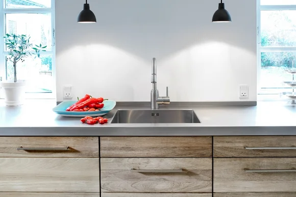 Moderne Küche mit Holzelementen
