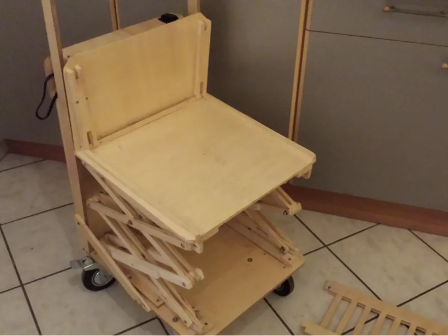 Hölzerner Servierwagen mit Hebemechanismus