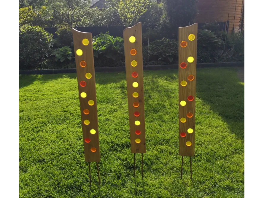 Drei Gartenstelen aus Holz mit bunten Glasornamenten