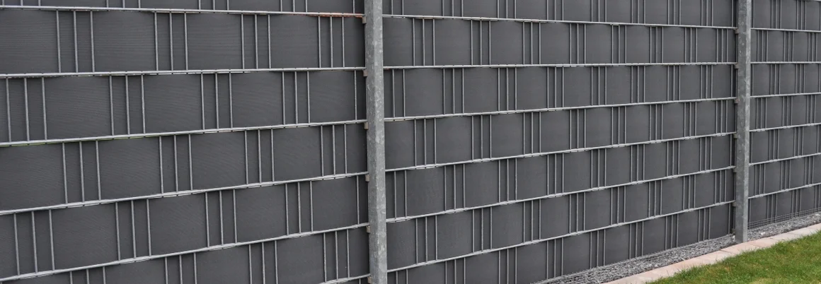 Moderner Sichtschutzzaun aus Metall