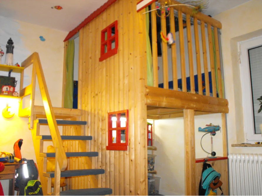 Hölzernes Hochbett in Form eines Hauses