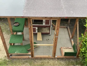 Innenansicht eines Kaninchenstalls aus Holz