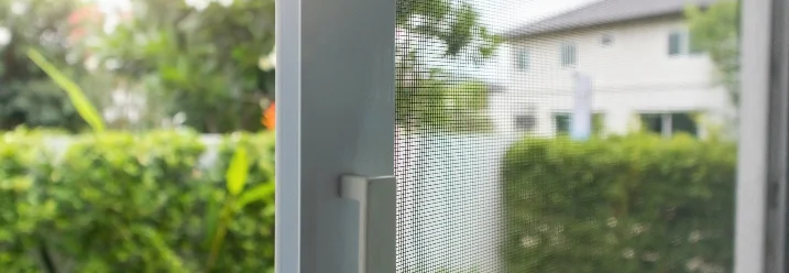 Fliegengitter an einem Fenster