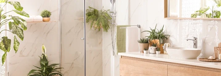 Helles Badezimmer mit Pflanzen