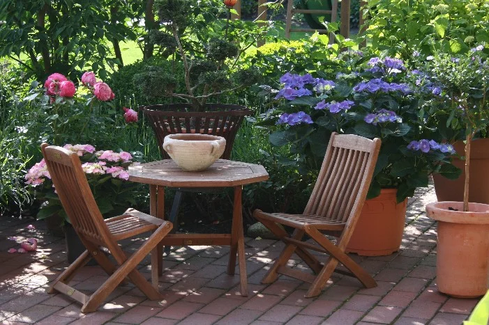 Sitzecke im Garten mit Tisch und Stühlen