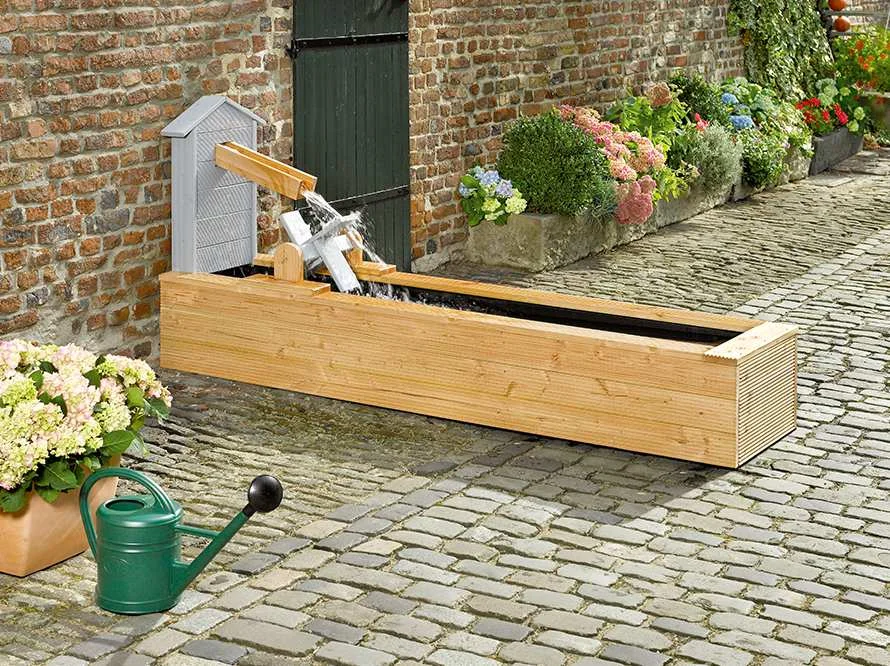 Holzbrunnen mit Wasserrad