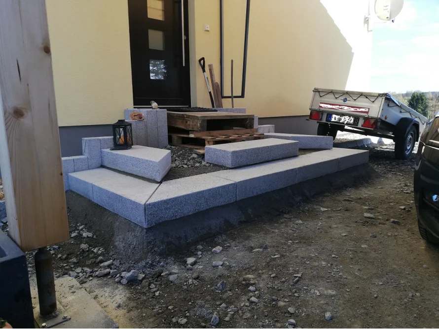 Unfertige Steintreppe vor Haustür
