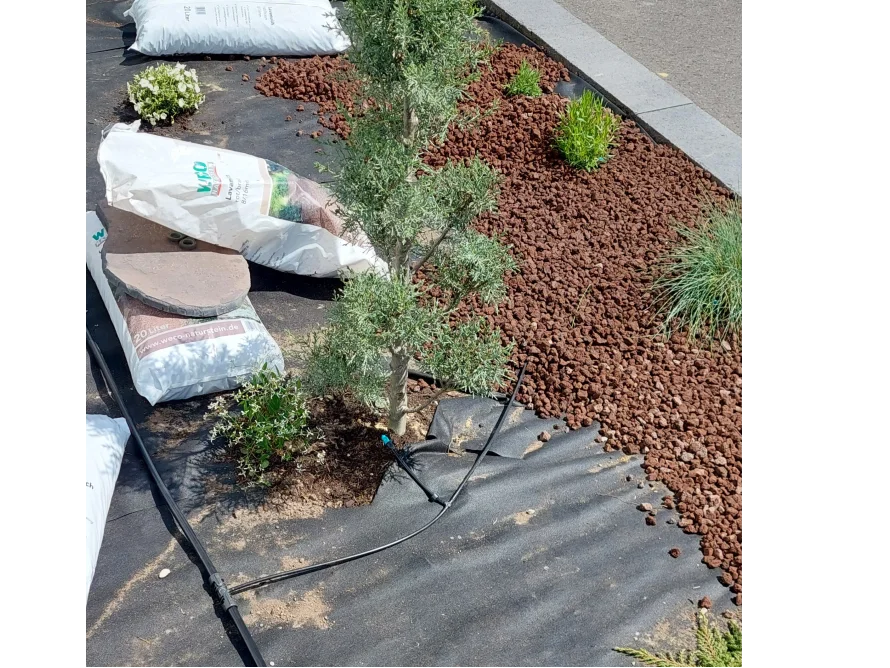 Gartenarbeit mit Lavasteinen und Vlies
