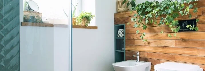 Modernes Badezimmer mit Holzwand