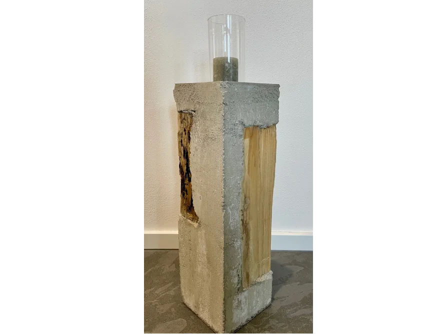 Betonsockel mit Holzstücken