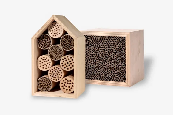 Zwei Insektenhotels aus Holz