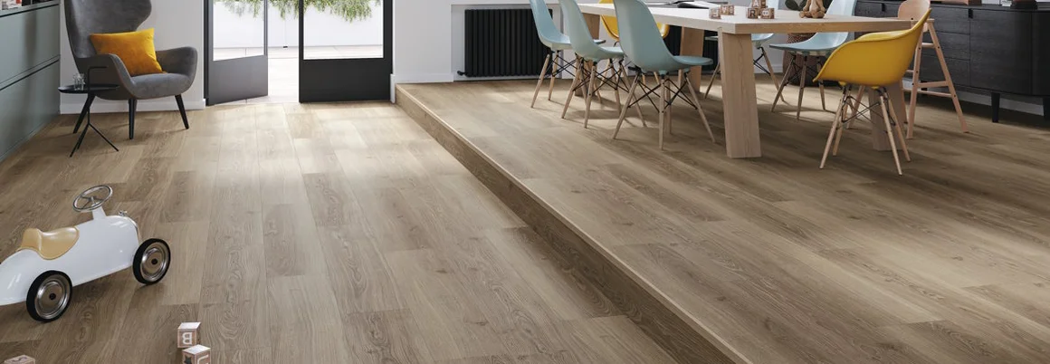Heller Holzboden in einem Esszimmer