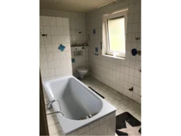 Badezimmer mit Badewanne und Toilette