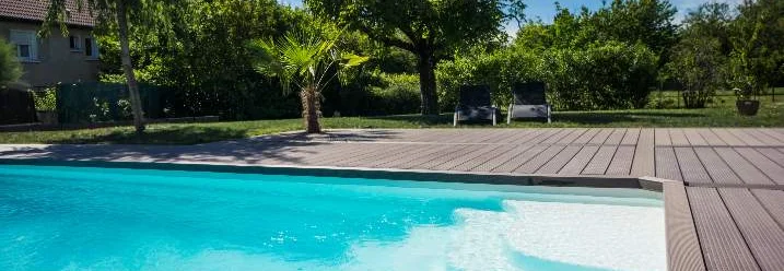 Pool mit Holzterrasse