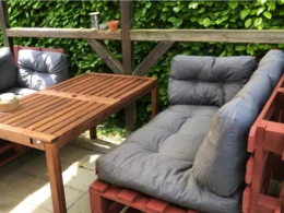 Sitzecke aus Paletten mit Tisch