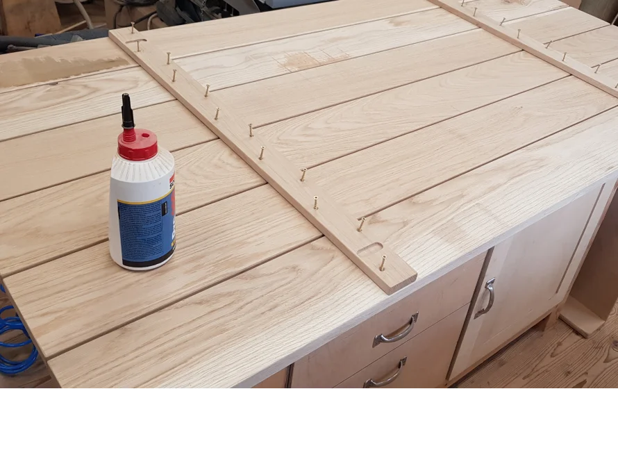 Holztischplatte mit Leim und Schrauben