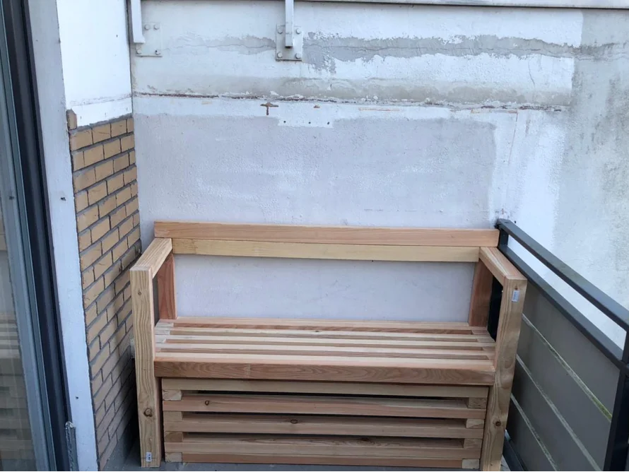 Holzbank auf einem Balkon