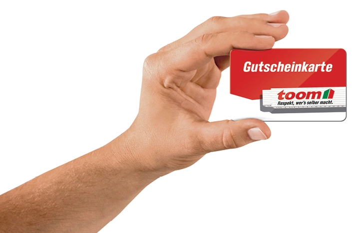 Hand hält Geschenkkarte